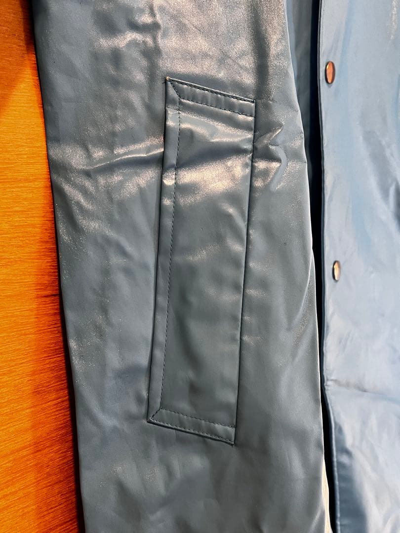 青い合成樹脂ロングコート