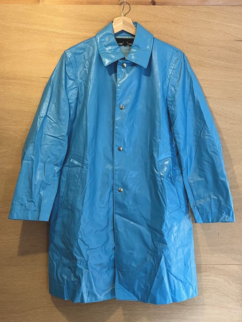 青い合成樹脂ロングコート