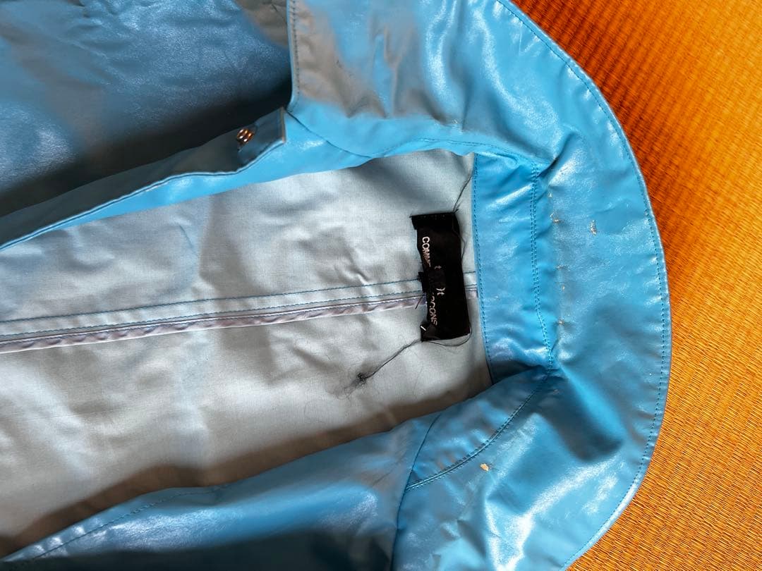 青い合成樹脂ロングコート