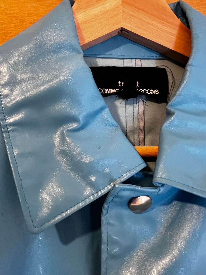 青い合成樹脂ロングコート