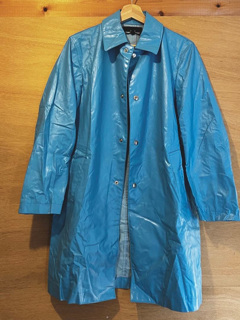 青い合成樹脂ロングコート