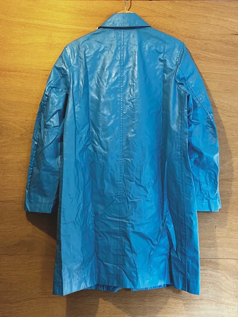 青い合成樹脂ロングコート