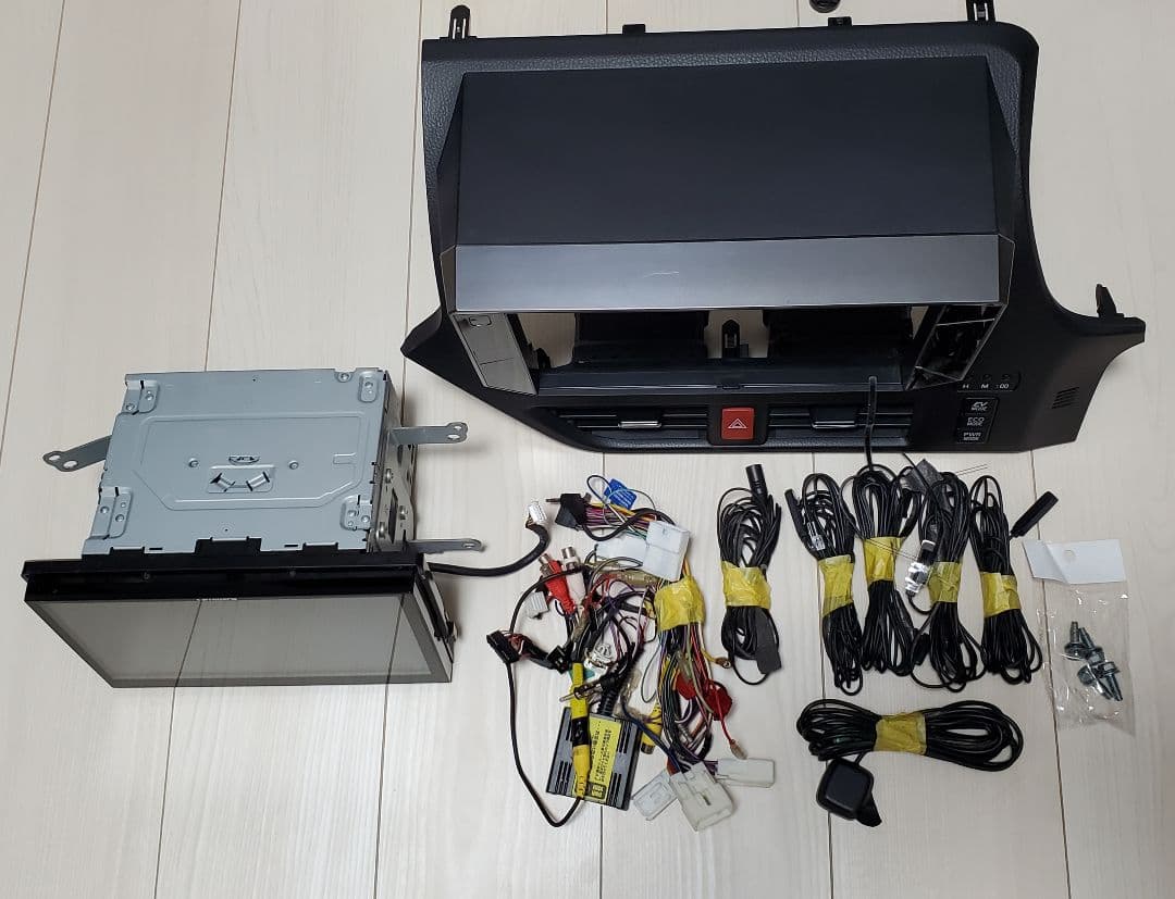 ヴォクシー専用AVIC-CE900VO 10V型 一体型メモリーナビ ジャンク