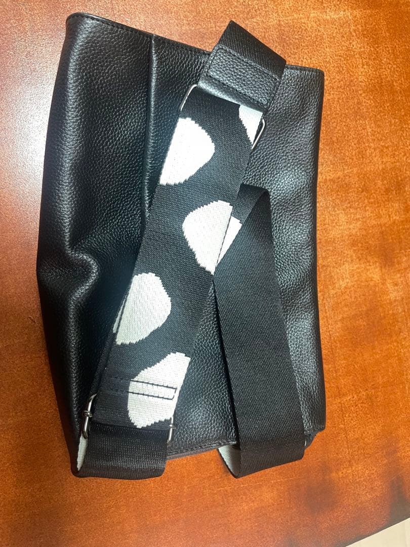 イアパピヨネ　本革　柄ワイドテープショルダーバッグ　ボディバッグ