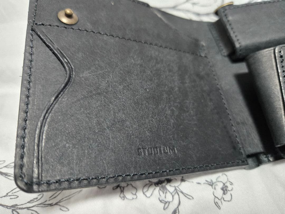 STUDIUM POKET 黒 二つ折り財布