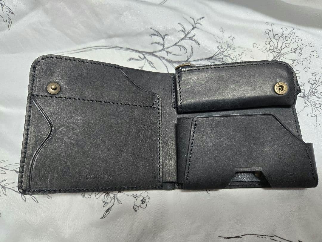 STUDIUM POKET 黒 二つ折り財布