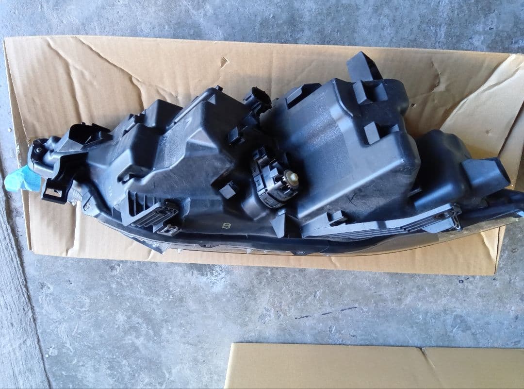 日産セレナC27 後期純正 左ヘッドライト KOITO 100-23784