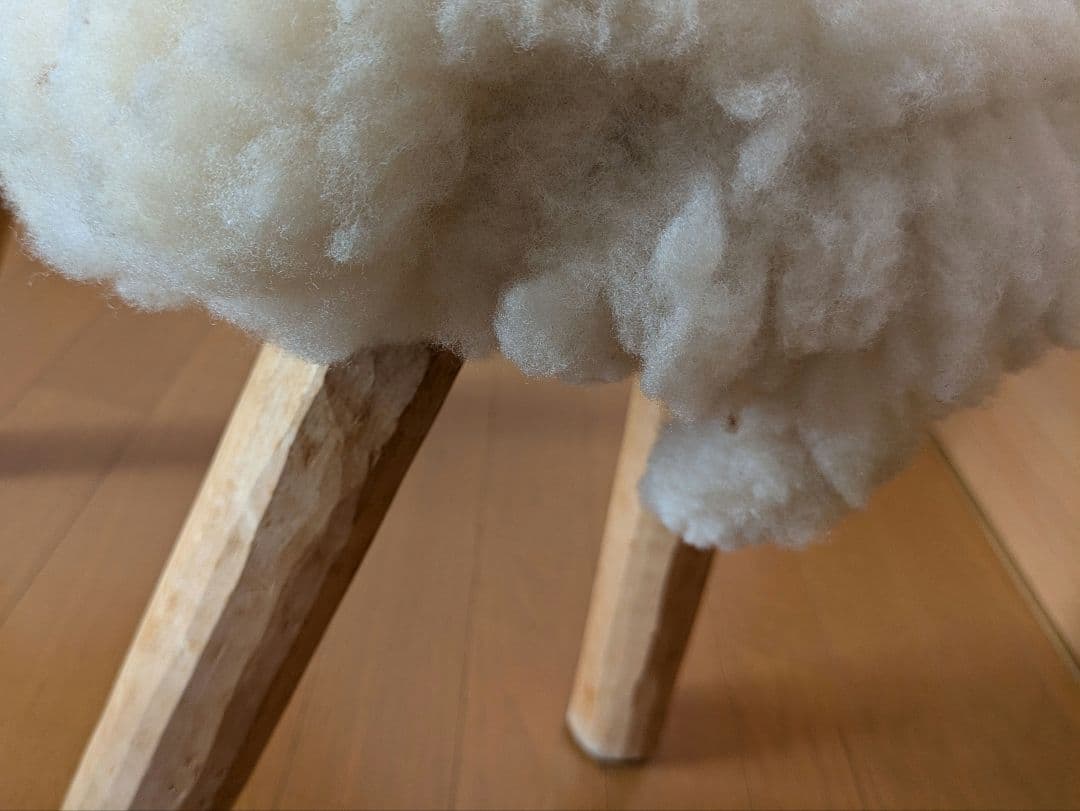 羊の木製スツール