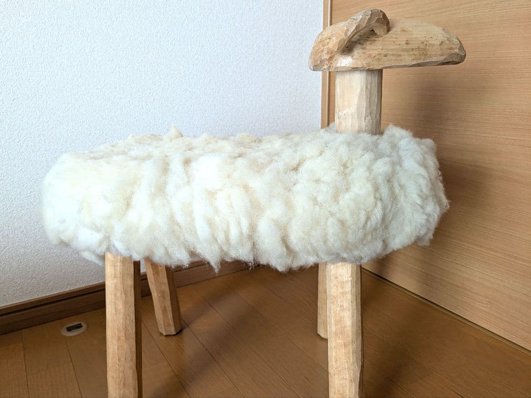 羊の木製スツール