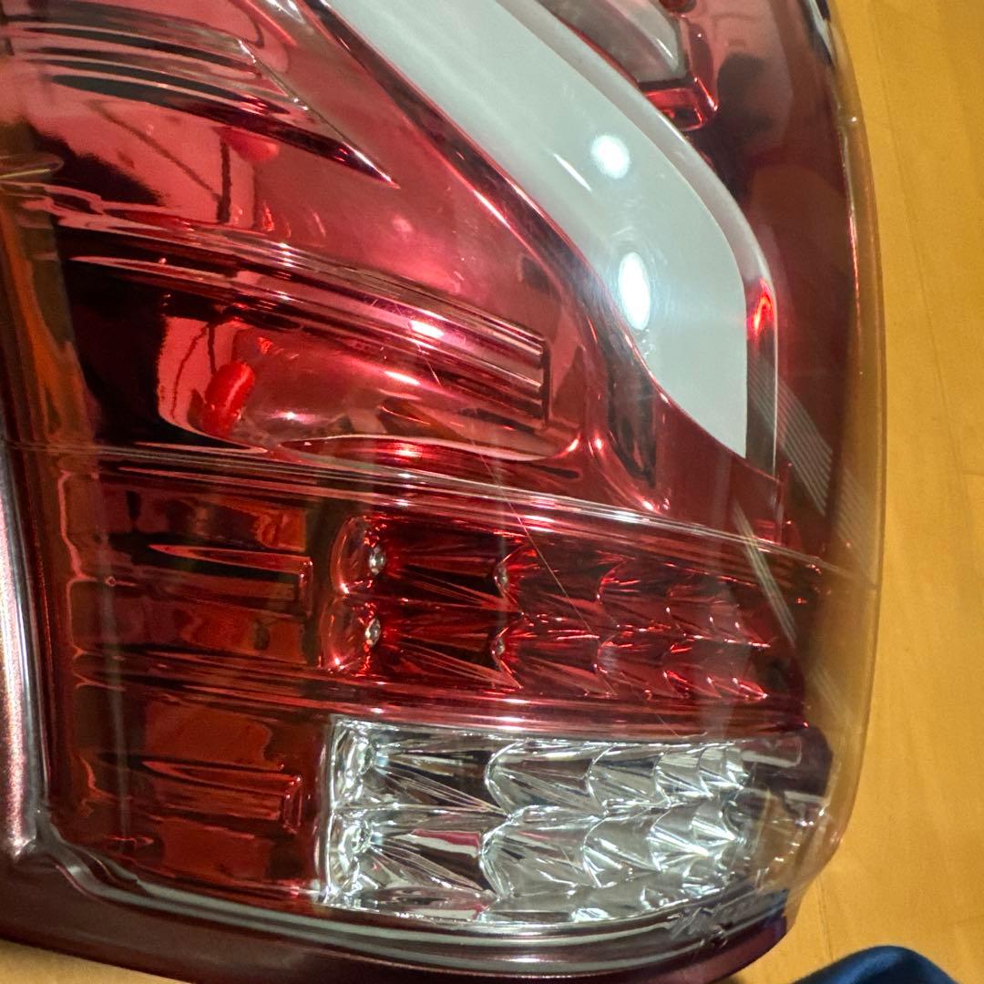プリウスα ヴァレンティ　左　テールランプ