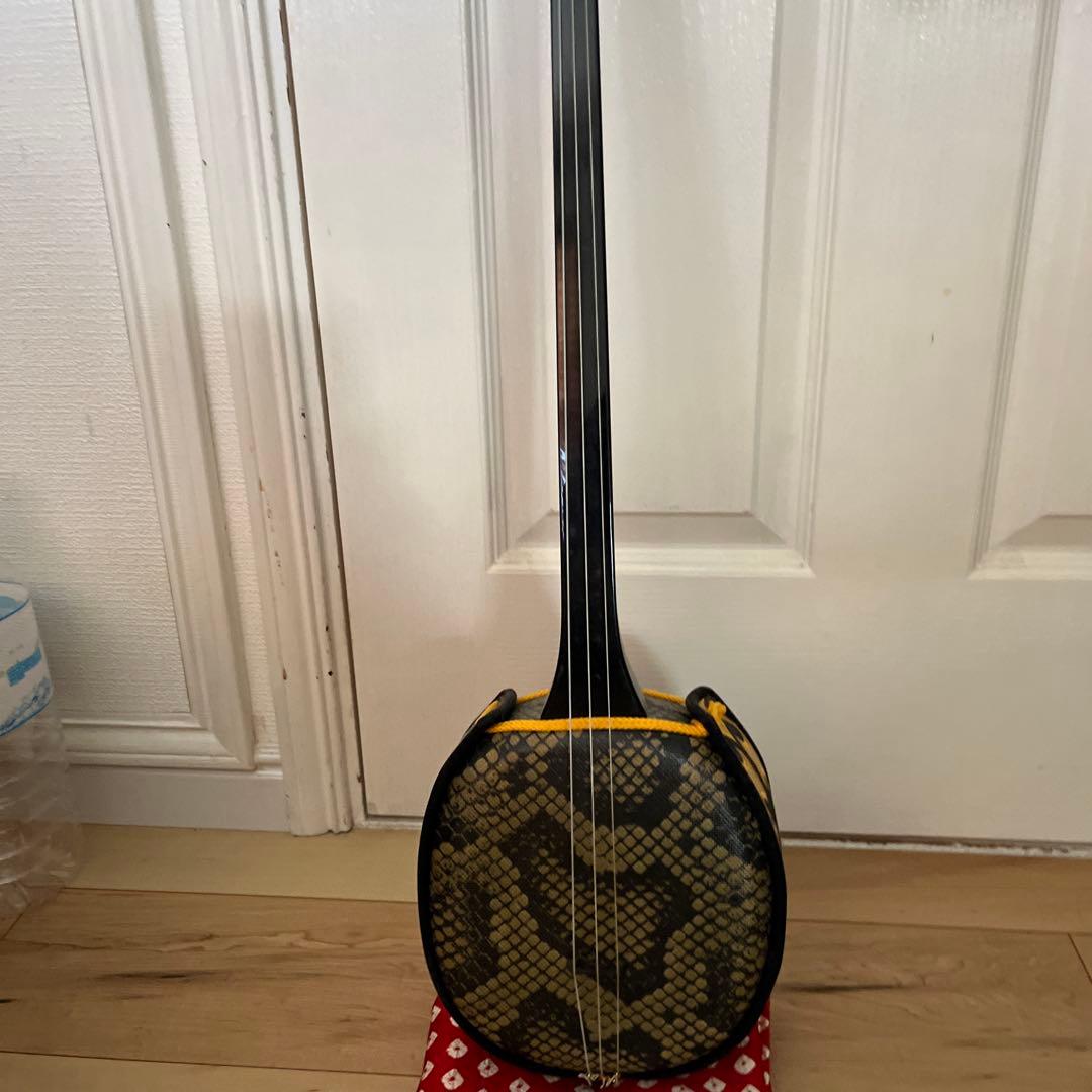 三味線本体 黒と金の装飾