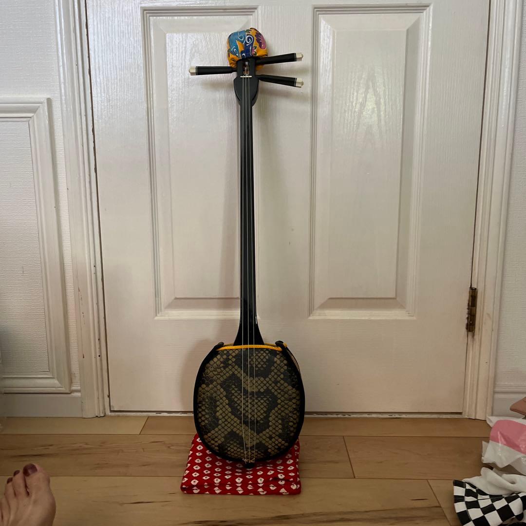 三味線本体 黒と金の装飾