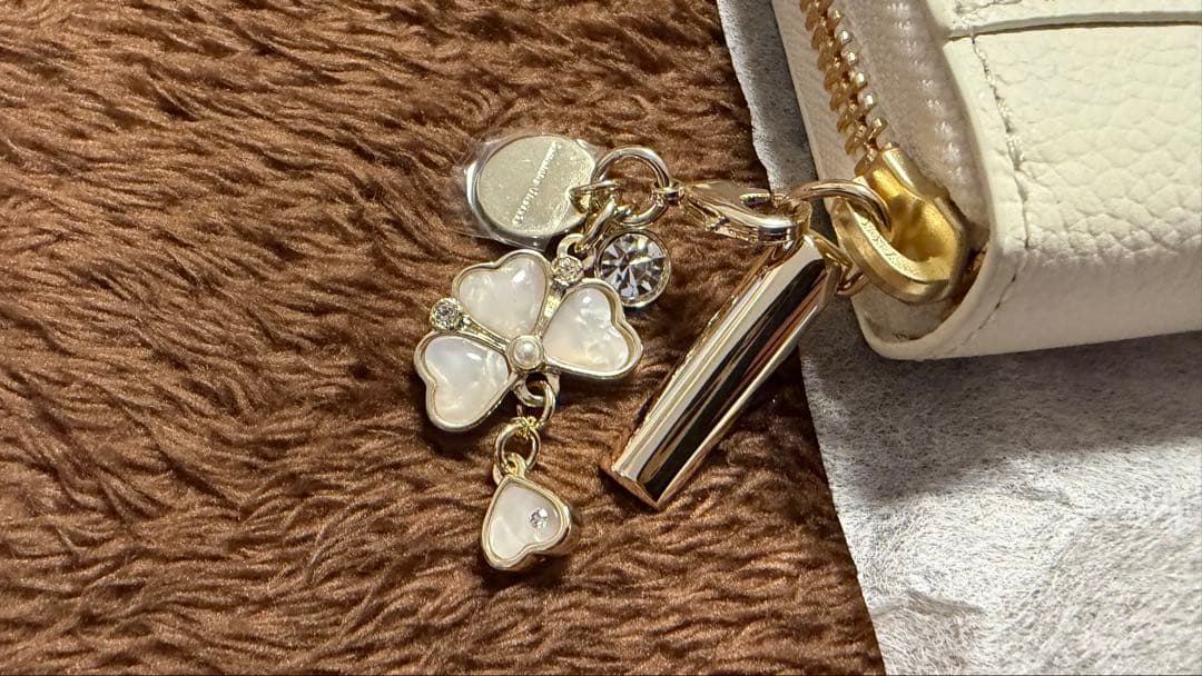 サマンサタバサ 長財布 ホワイト　チャーム付き