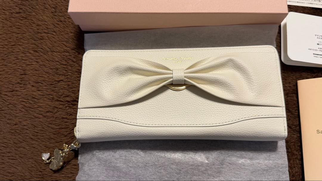 サマンサタバサ 長財布 ホワイト　チャーム付き