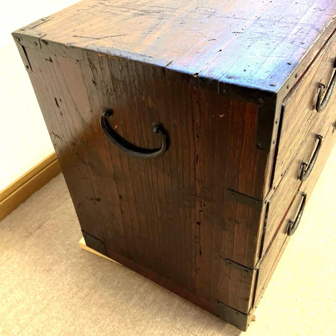 アンティークな刀箪笥（外枠概寸　Ｗ１１６㌢、Ｈ４１㌢、Ｄ３３㌢）