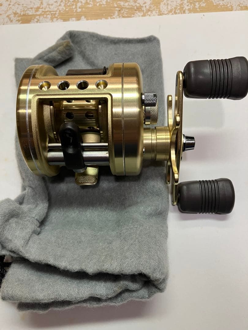 古いシマノカルカッタ 201XT 美品SHIMANO CALCUTTA メガバス