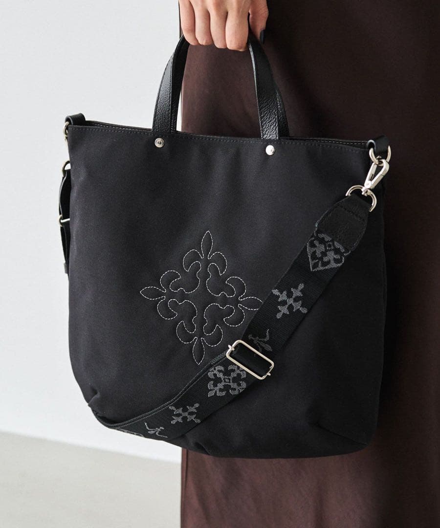 ほぼ未使用ラシット今期A4入るコーデュラナイロン刺繍2wayバッグ