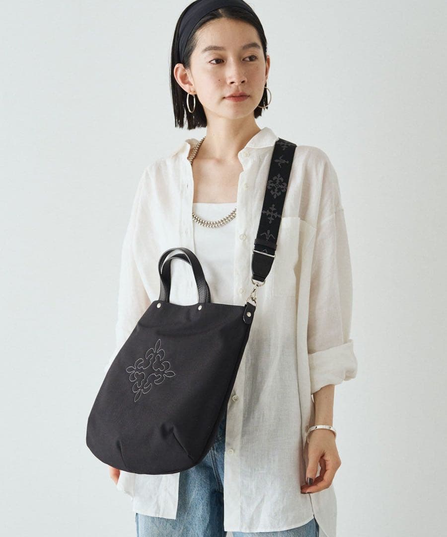 ほぼ未使用ラシット今期A4入るコーデュラナイロン刺繍2wayバッグ