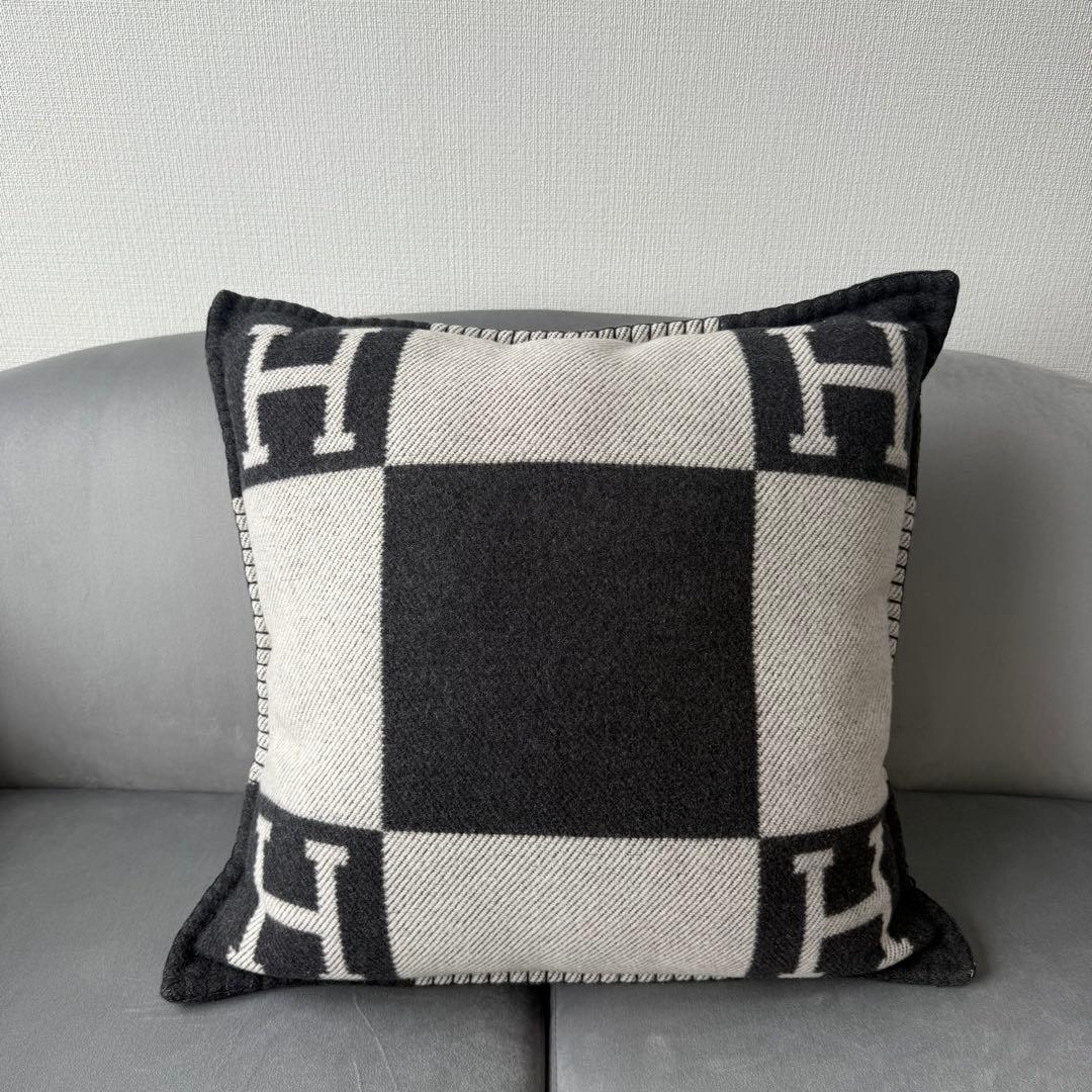 エルメス アヴァロン PM クッション エクリュxグリ・フォンセ カシミヤカバー