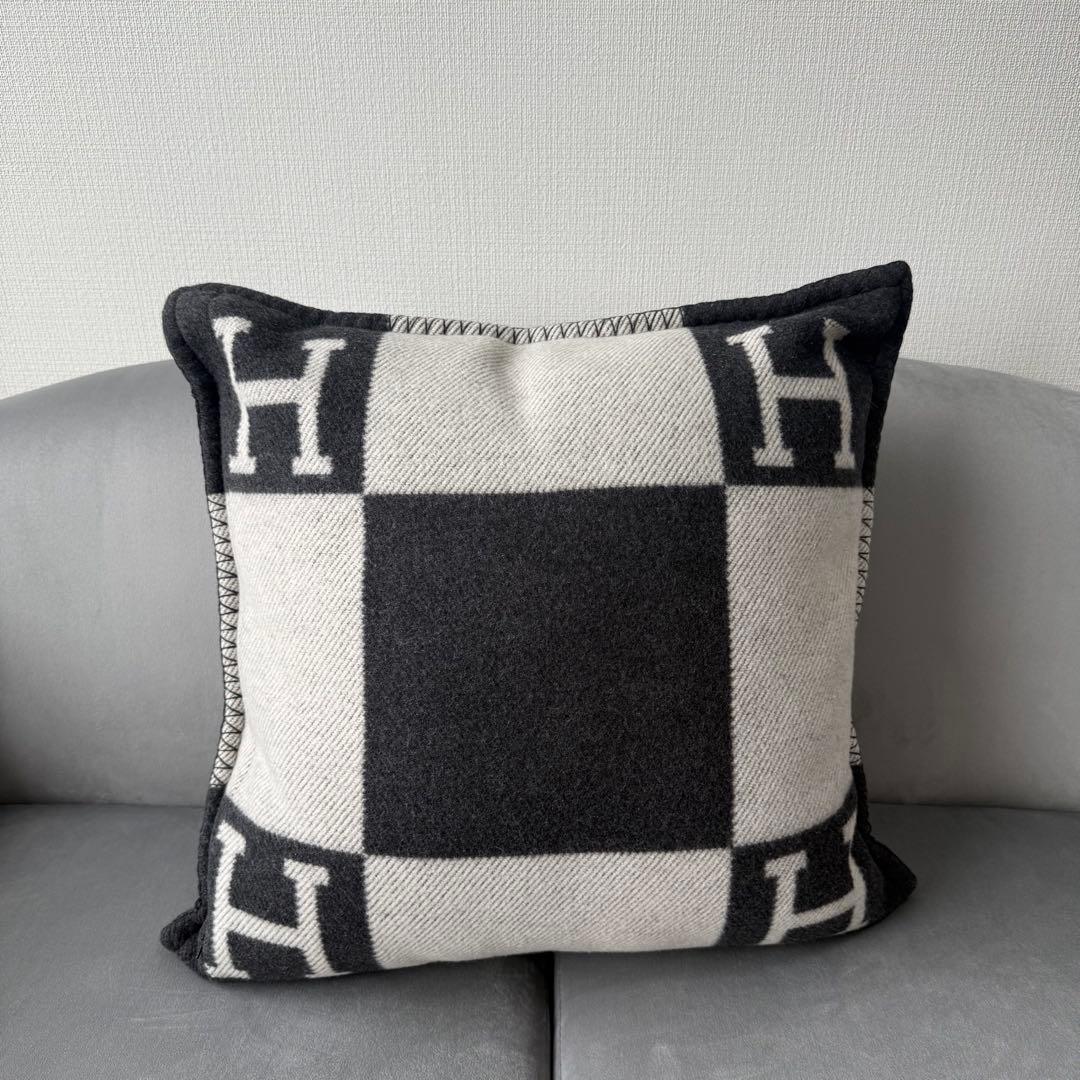 エルメス アヴァロン PM クッション エクリュxグリ・フォンセ カシミヤカバー