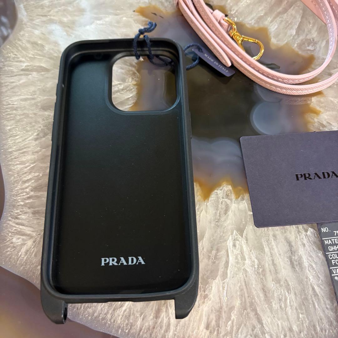 【新品】プラダ iPhone15pro 三角プレート ショルダー スマホケース