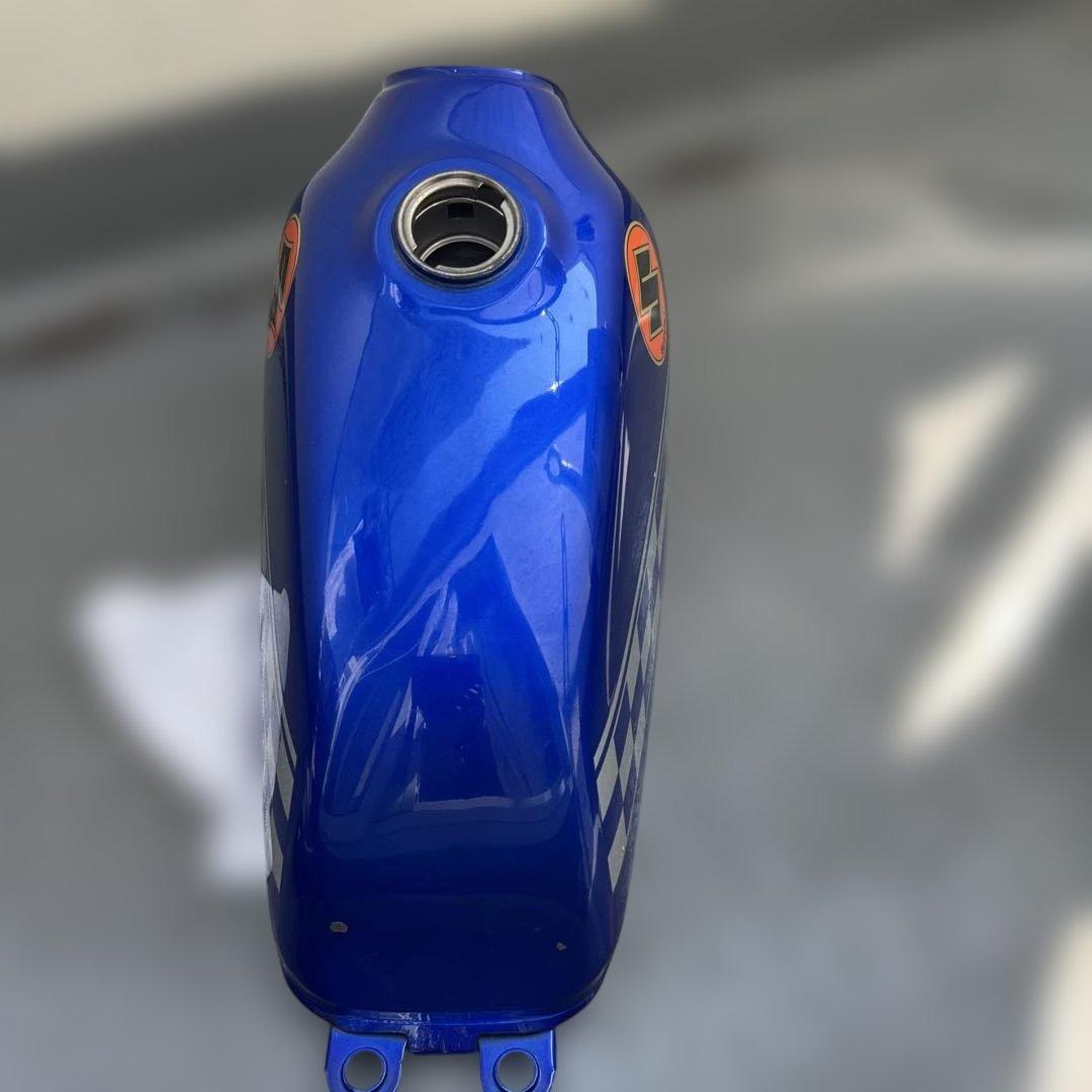 グラストラッカービックボーイスズキ 青 タンク チェッカーフラッグ