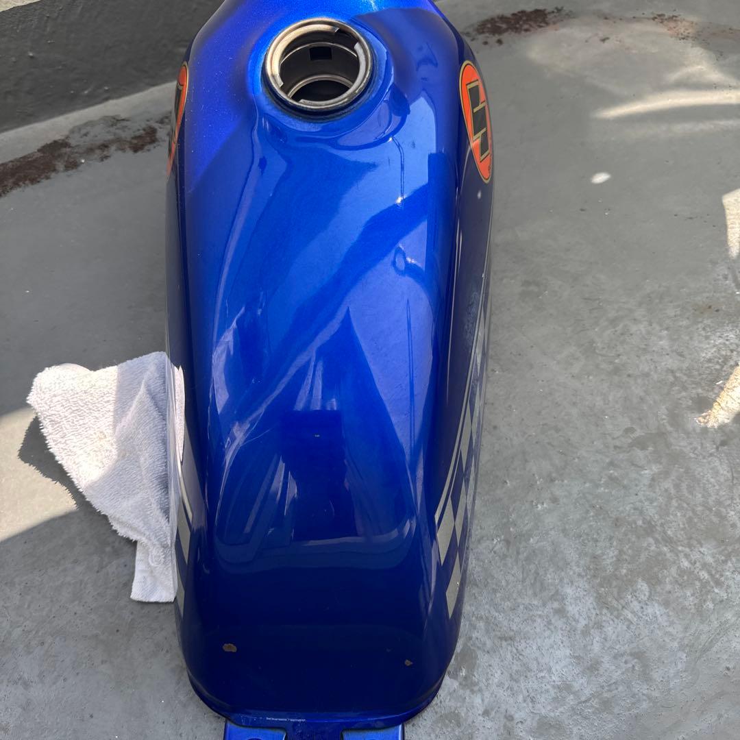 グラストラッカービックボーイスズキ 青 タンク チェッカーフラッグ