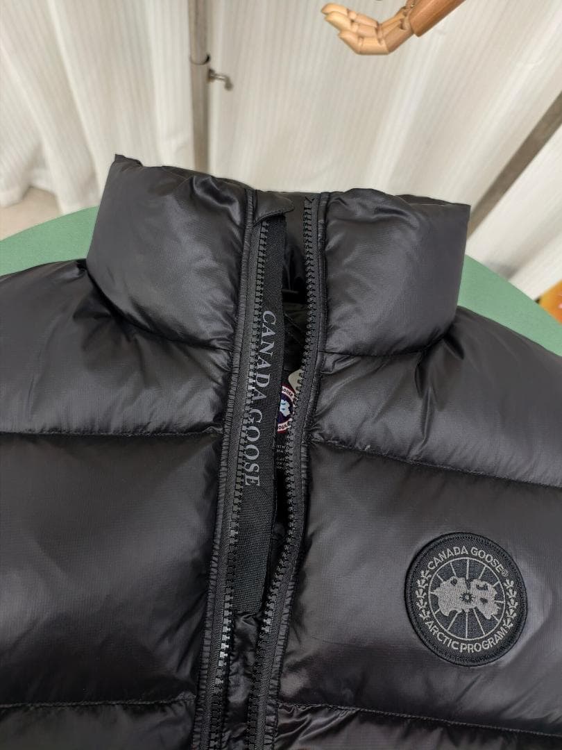 ブラック ダウンベスト ロゴパッチ付き