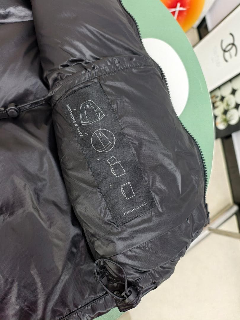 ブラック ダウンベスト ロゴパッチ付き