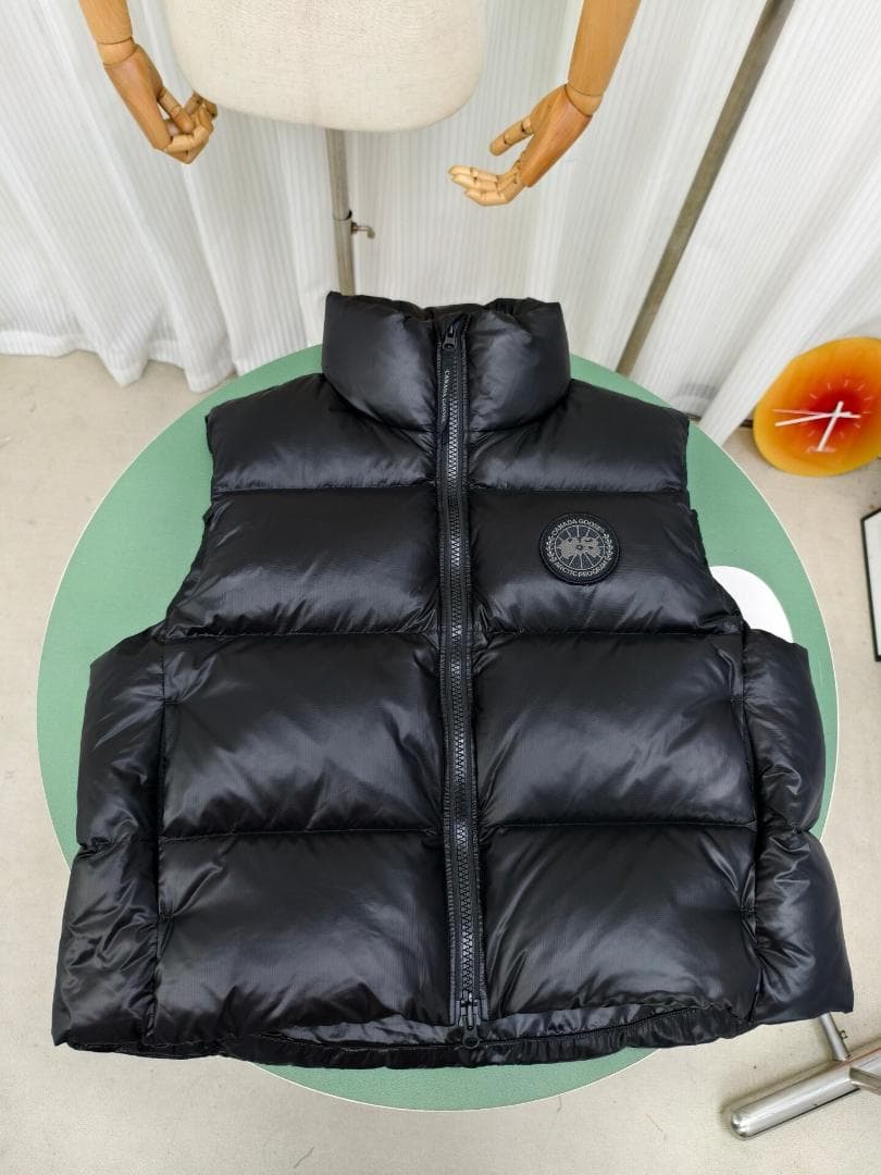 ブラック ダウンベスト ロゴパッチ付き