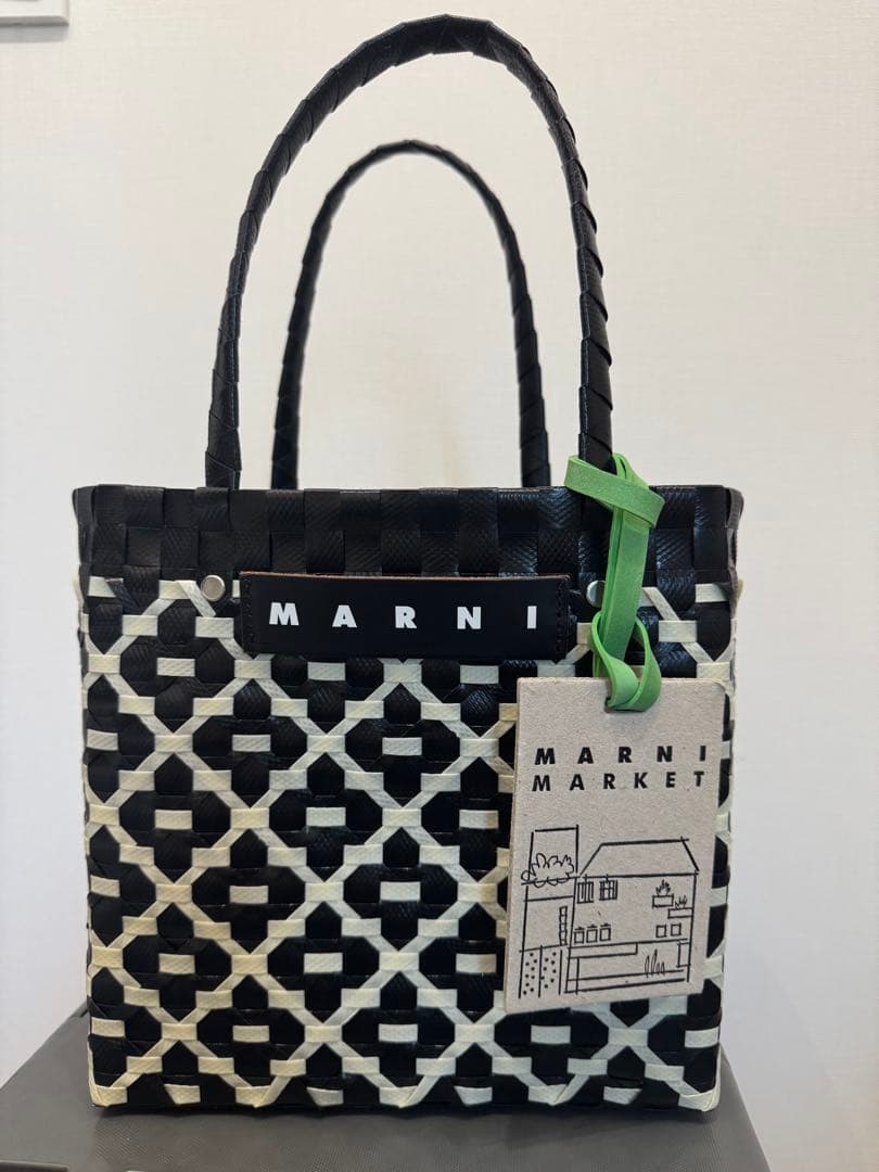 MARNI MARKET かごバッグ 黒と白