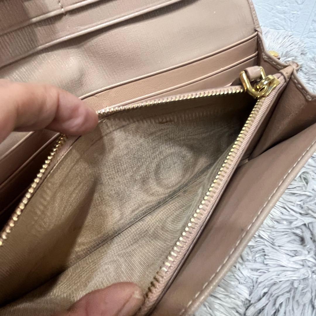 美品✨PRADA 長財布　バイカラー　メタルロゴ　カードケース　ヌードベージュ