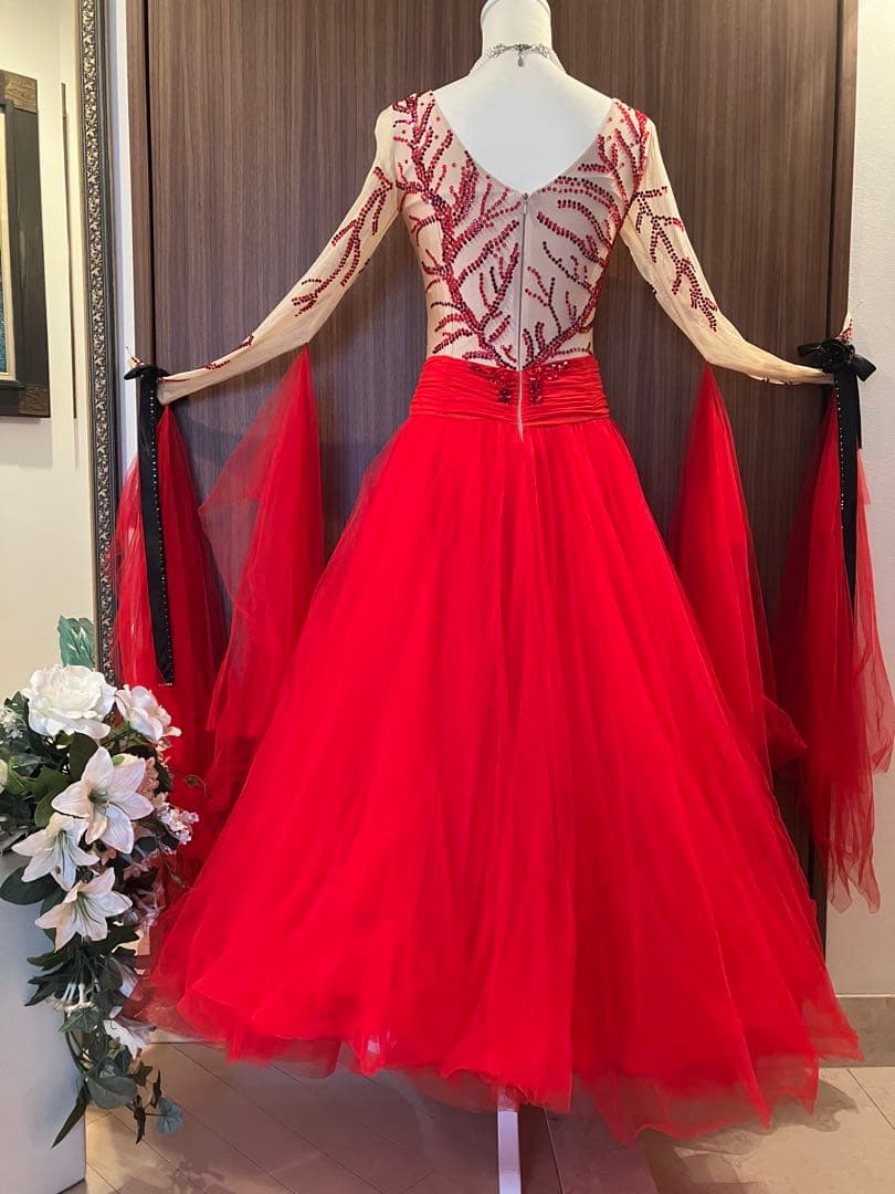 赤いチュールドレス ビーズ刺繍付き