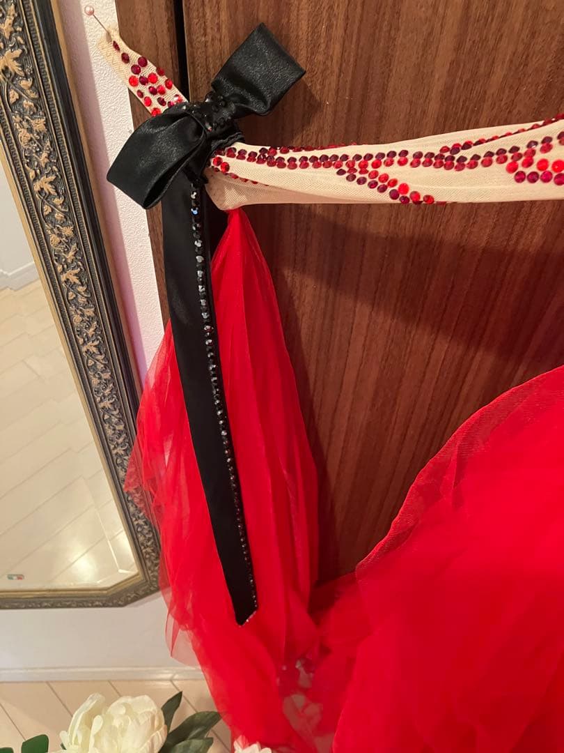 赤いチュールドレス ビーズ刺繍付き