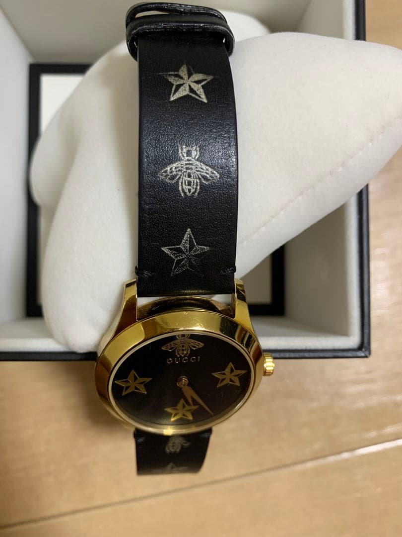 GUCCI Gタイムレス ビー 時計 ブラック×ゴールド ya1264055