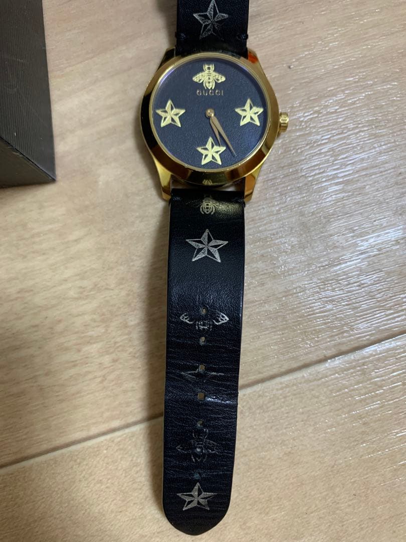 GUCCI Gタイムレス ビー 時計 ブラック×ゴールド ya1264055
