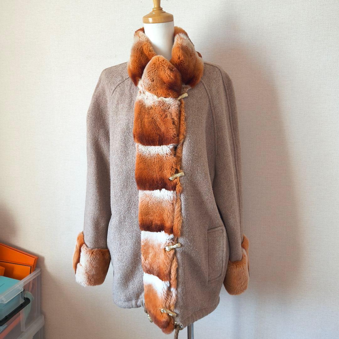 伊太利屋 ベージュとオレンジ ファーつきコート 11号 金ボタン