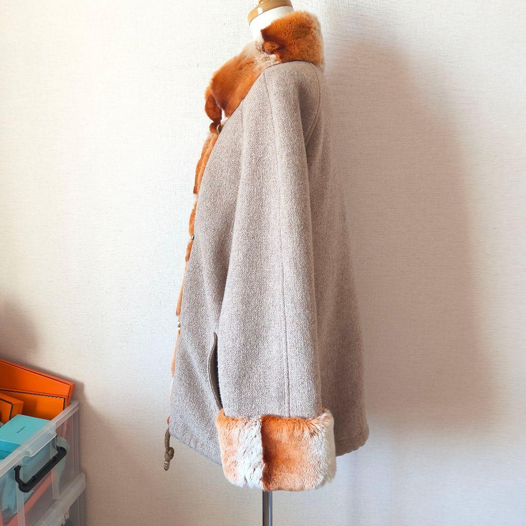 伊太利屋 ベージュとオレンジ ファーつきコート 11号 金ボタン