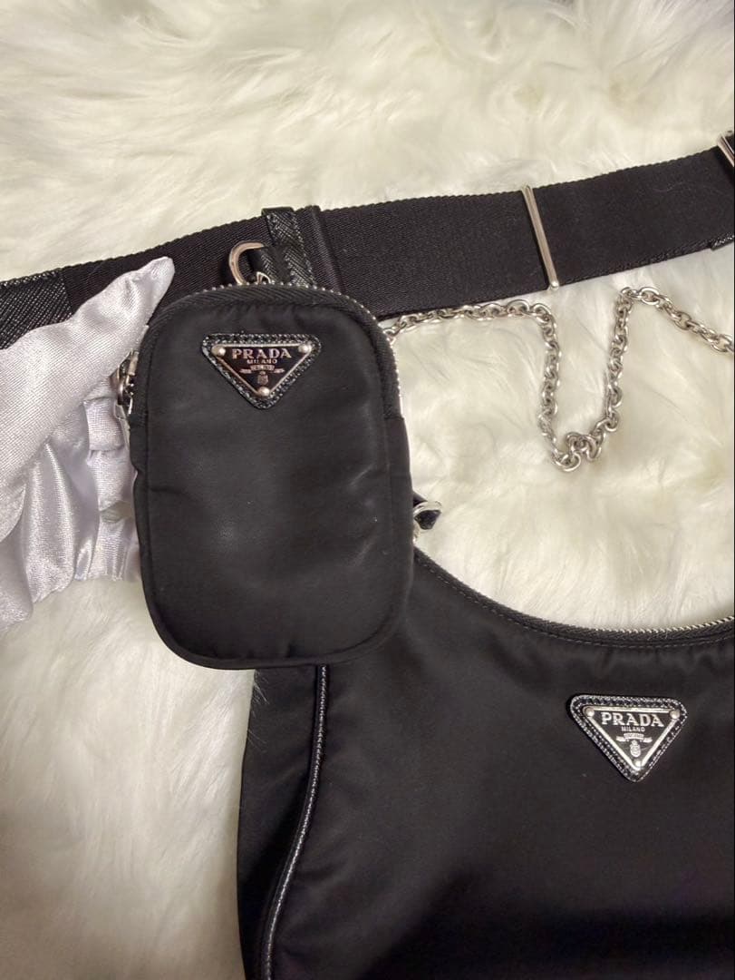 PRADA Re-Edition 2005 ブラックショルダーバッグ