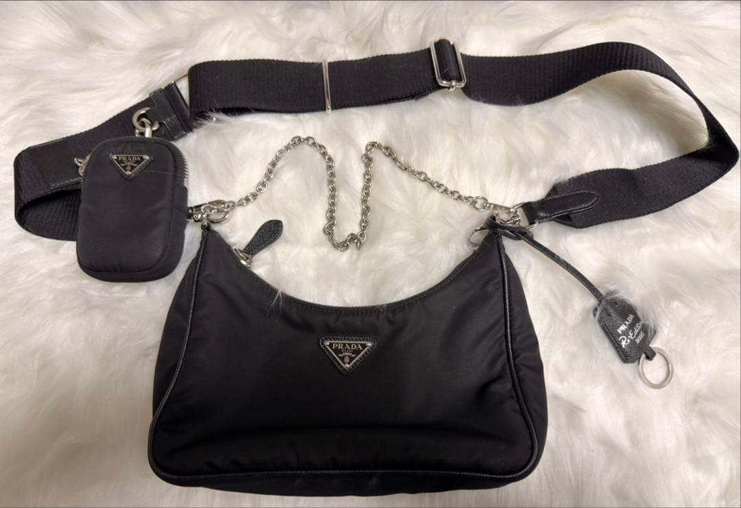 PRADA Re-Edition 2005 ブラックショルダーバッグ