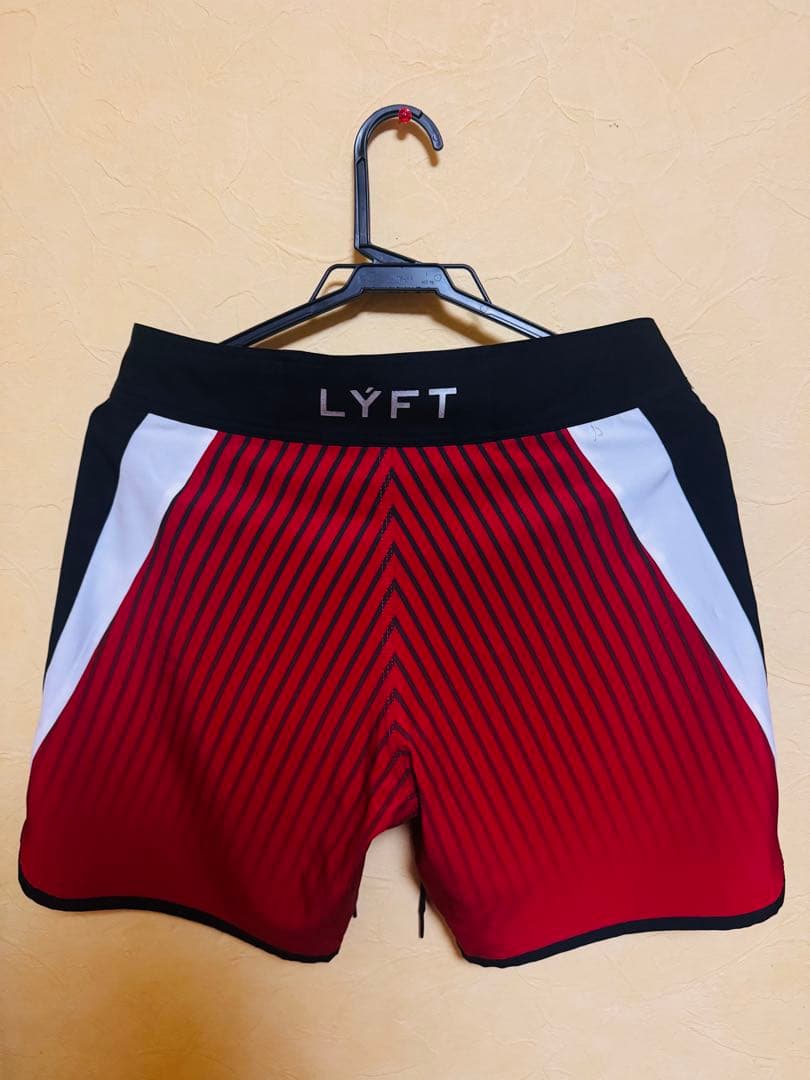 【公式販売　売り切れ】LYFT ストライプ ショートパンツ Sサイズ 赤黒