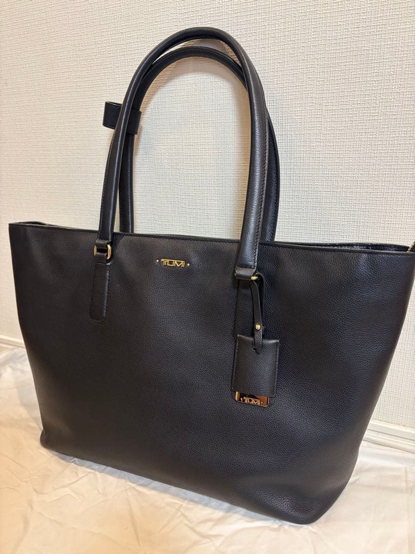 TUMI ブラック レザートートバッグ