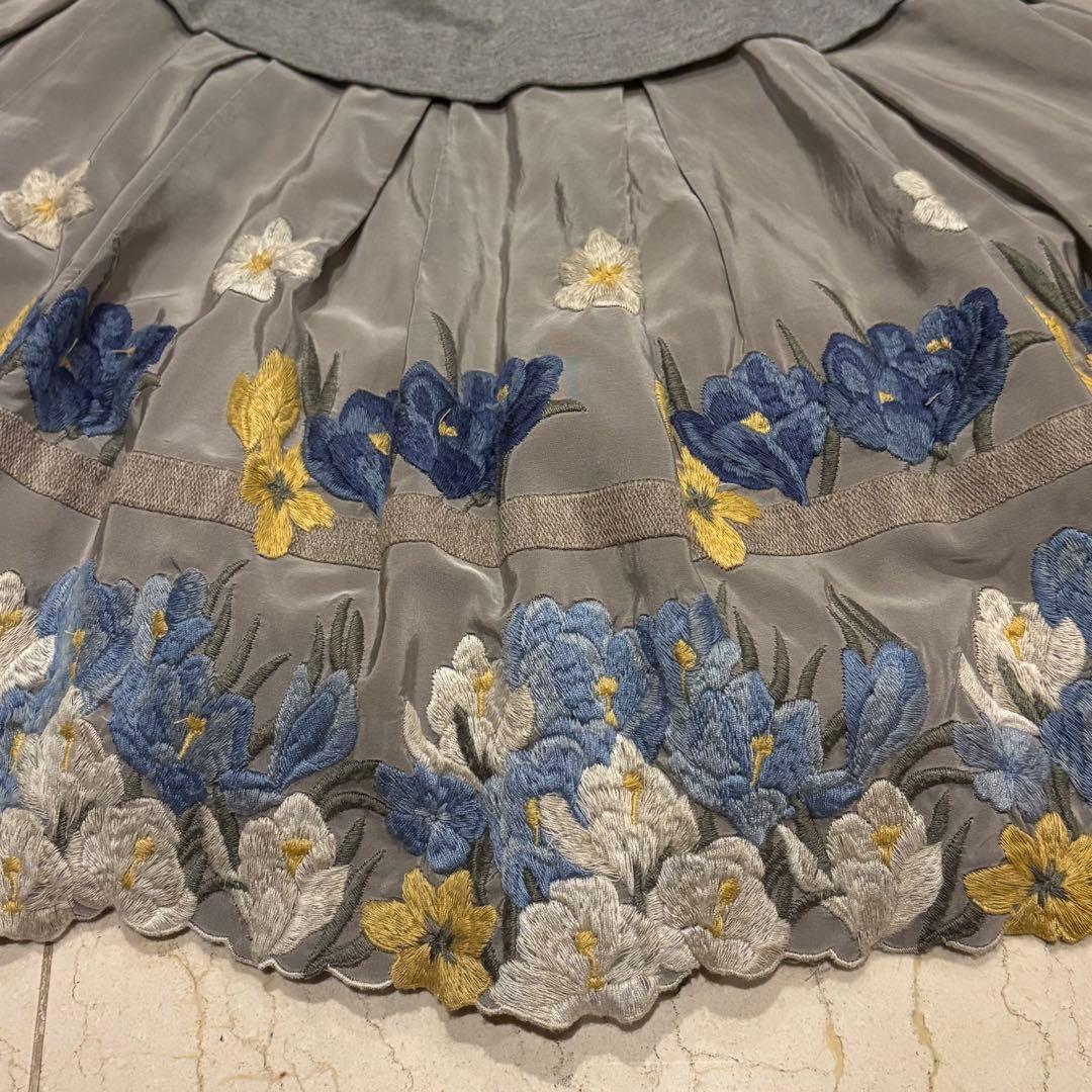 美品 MONNALISA　モナリザ　刺繍 ワンピース　８Ｙ　128センチ 入学式