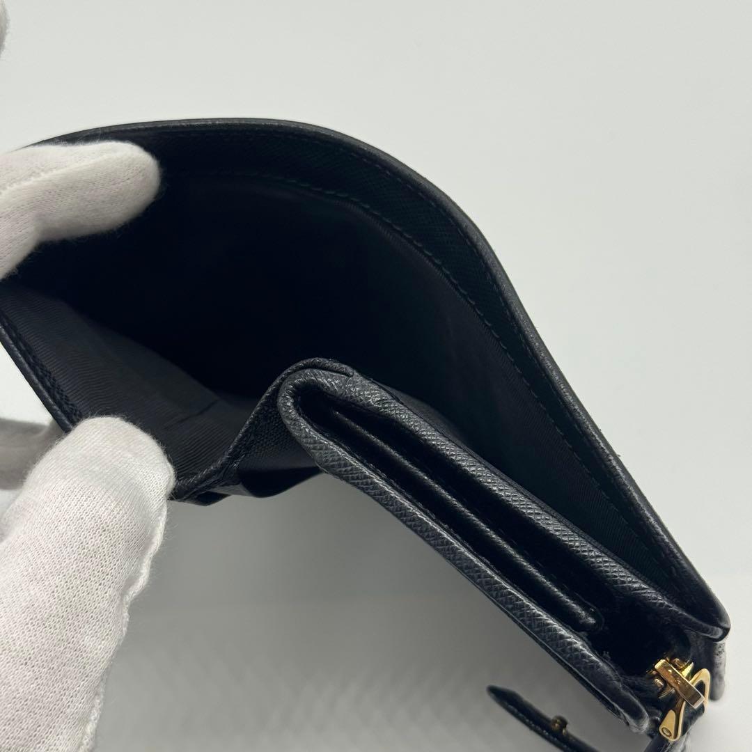 希少✨プラダ 二つ折り財布 シャイン ロゴ金具 サフィアーノ ブラック 黒