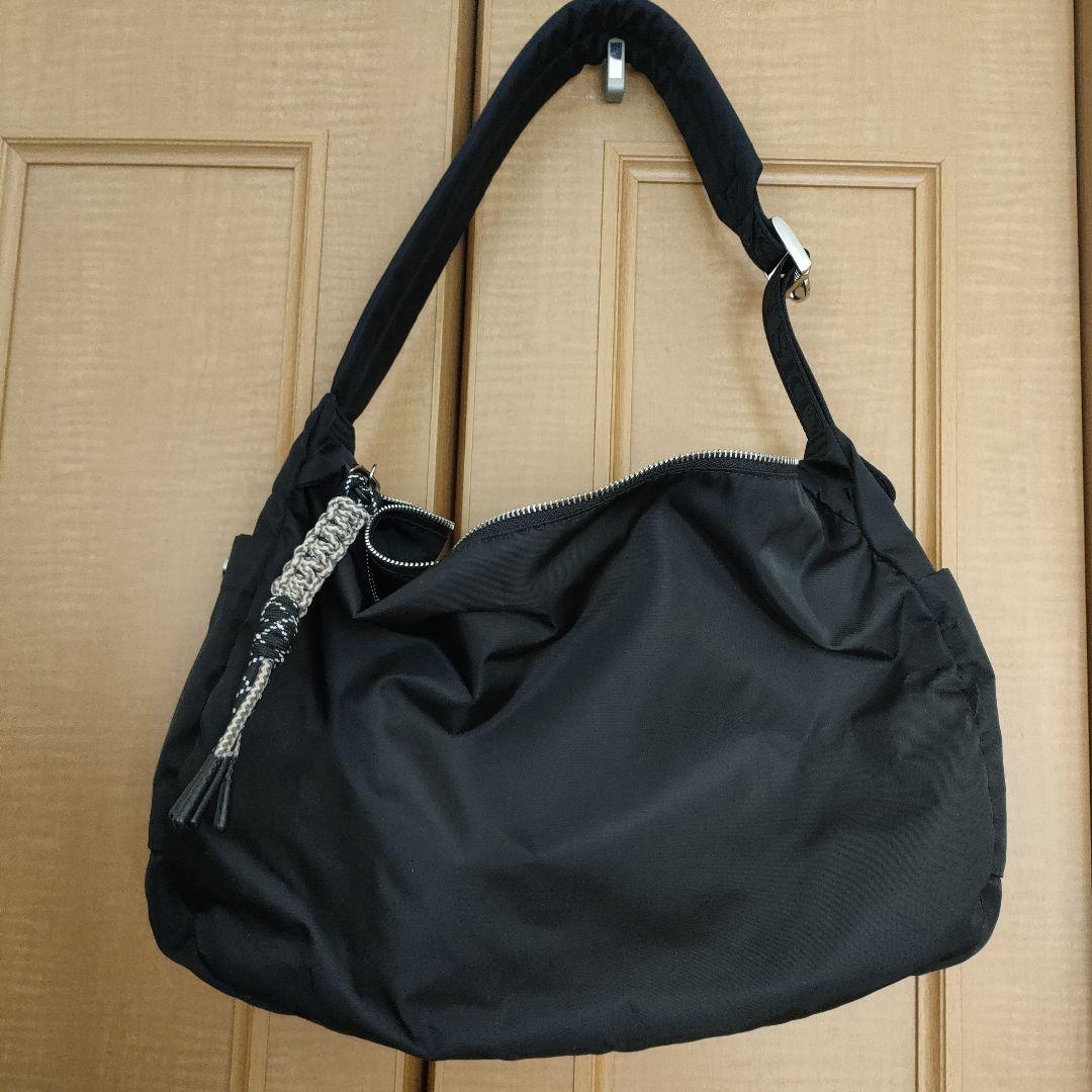 NOMADIS ブラックショルダーバッグ