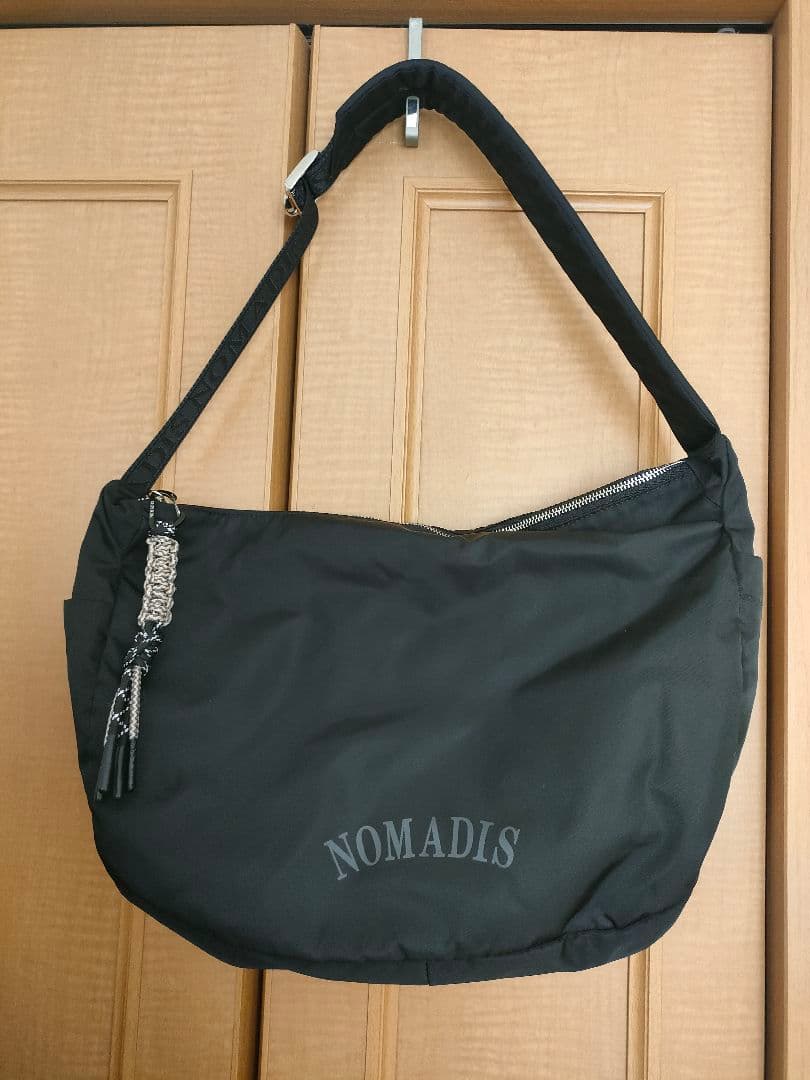 NOMADIS ブラックショルダーバッグ