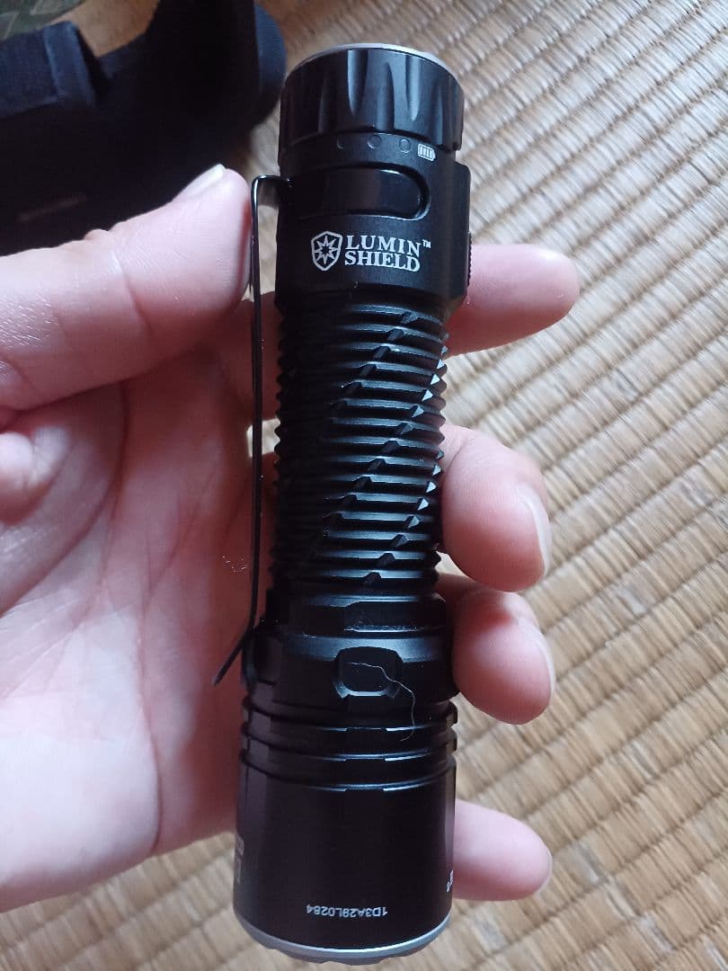 5000ルーメン NiteLab UHi 40 Max LED 充電式懐中電灯