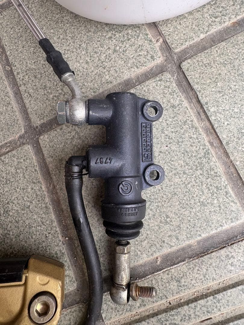 brembo ブレンボマスター付き対抗２ポッド