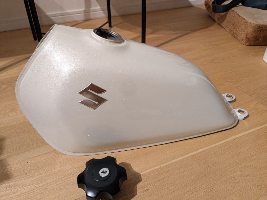 スズキ グラストラッカー250タンク ホワイト キャップ付き