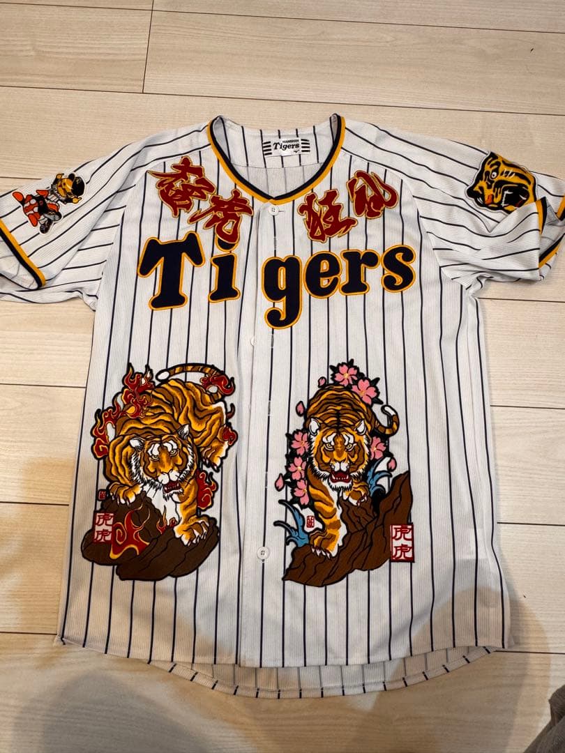 初売りセール中　阪神タイガース　ユニフォーム